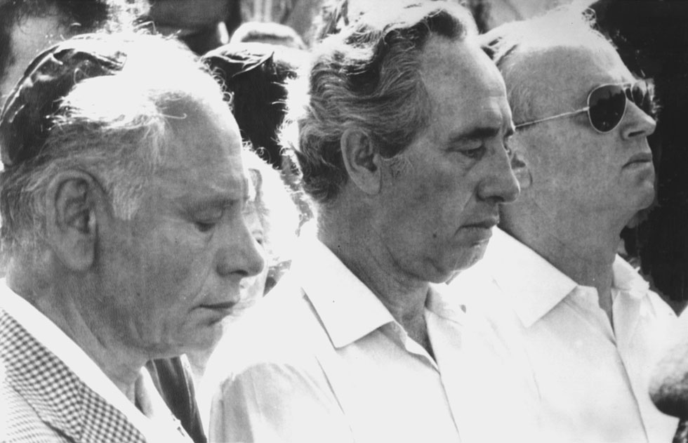 ראש הממשלה רבין (מימין), שר הביטחון פרס והאב השכול, בנציון נתניהו, בהלוויה, יולי 1976. "אני עומד בשלב קריטי בפרשת חיי" (צילום: AP)