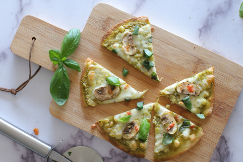 פיצה טורטייה עם פסטו ופטריות (צילום וסגנון: טליה הדר)