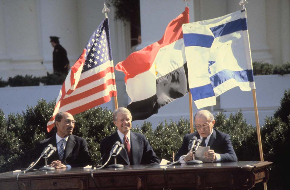 Анвар Садат, Джимми Картер и Менахем Бегин во время подписания Кемп-Дэвидских соглашений. Фото Shutterstock