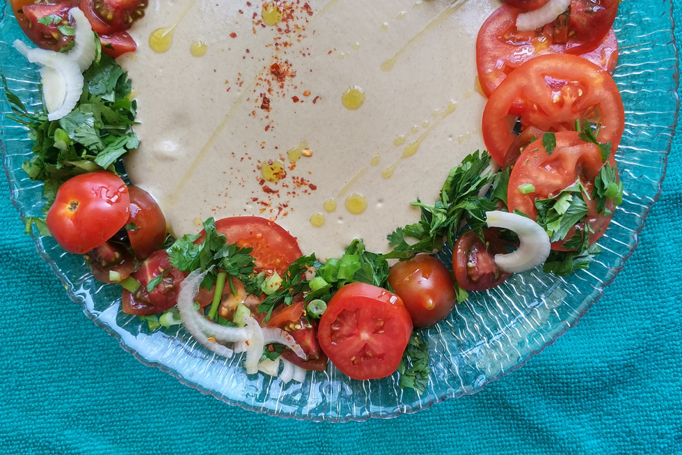 סלט עגבניות עם טחינה ועשבי תיבול (צילום: ילנה ויינברג)