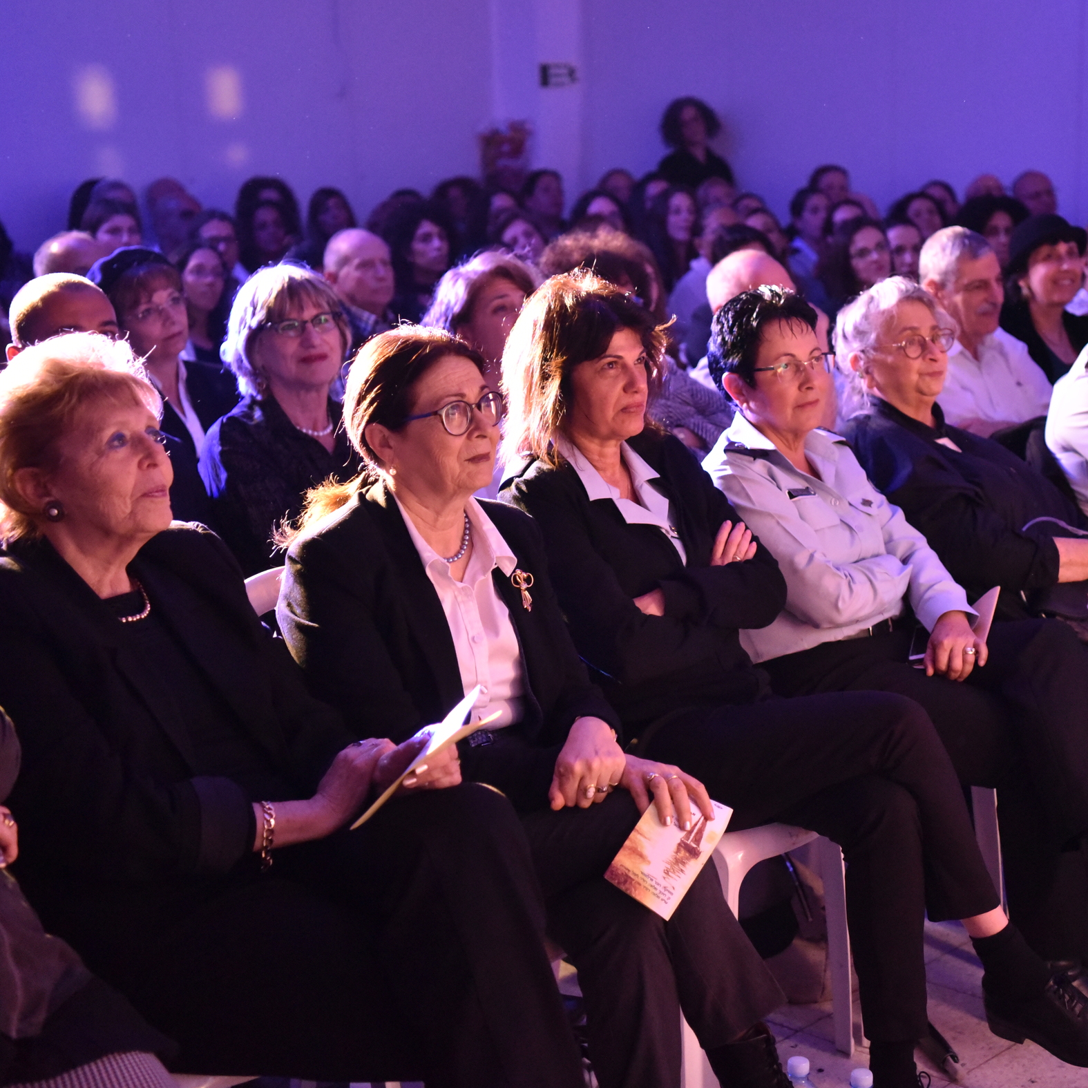 צופות בהצגה: משמאל, שופטת העליון בדימוס עדנה ארבל, נשיאת העליון אסתר חיות, נציבת שב"ס עפרה קלינגר, מפקדת נווה תרצה שרה פרידמן ורעיית הנשיא נחמה ריבלין צופות בהצגה: משמאל, שופטת העליון בדימוס עדנה ארבל, נשיאת העליון אסתר חיות, נציבת שב"ס עפרה קלינגר, מפקדת נווה תרצה שרה פרידמן ורעיית הנשיא נחמה ריבלין