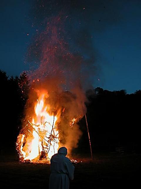  בלטיין: מעבר בין מדורות אש מעניק הגנה מפני רוחות רעות לקראת בוא הקיץ (צילום: מרטין פיטרסון)