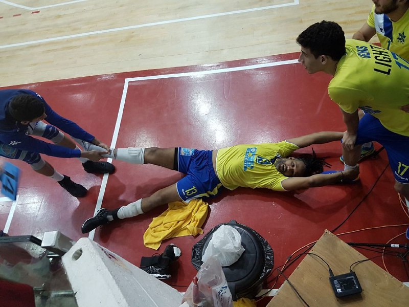 דוס סנטוס כואב, אתמול במהלך המערכה הראשונה (צילום: רותם אטיאס)