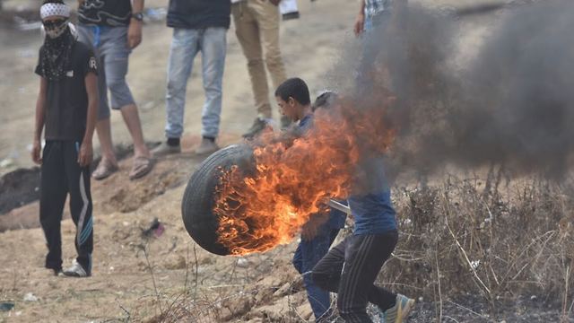 Палестинцы вновь жгут покрышки. Фото: пресс-служба ЦАХАЛа