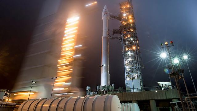הטיל שנושא את החללית על כן השיגור בקליפורניה (צילום: EPA)