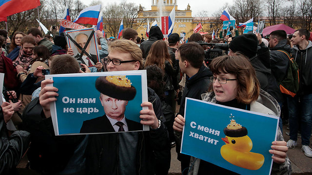 הפגנה בסנט פטרסבורג נגד פוטין (צילום: רויטרס)