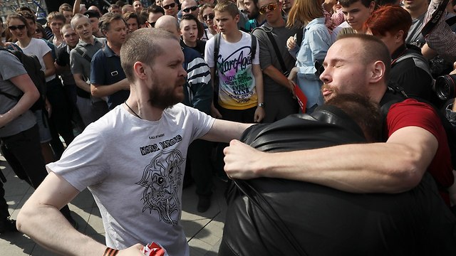 הפגנה במוסקבה נגד פוטין (צילום: AP)
