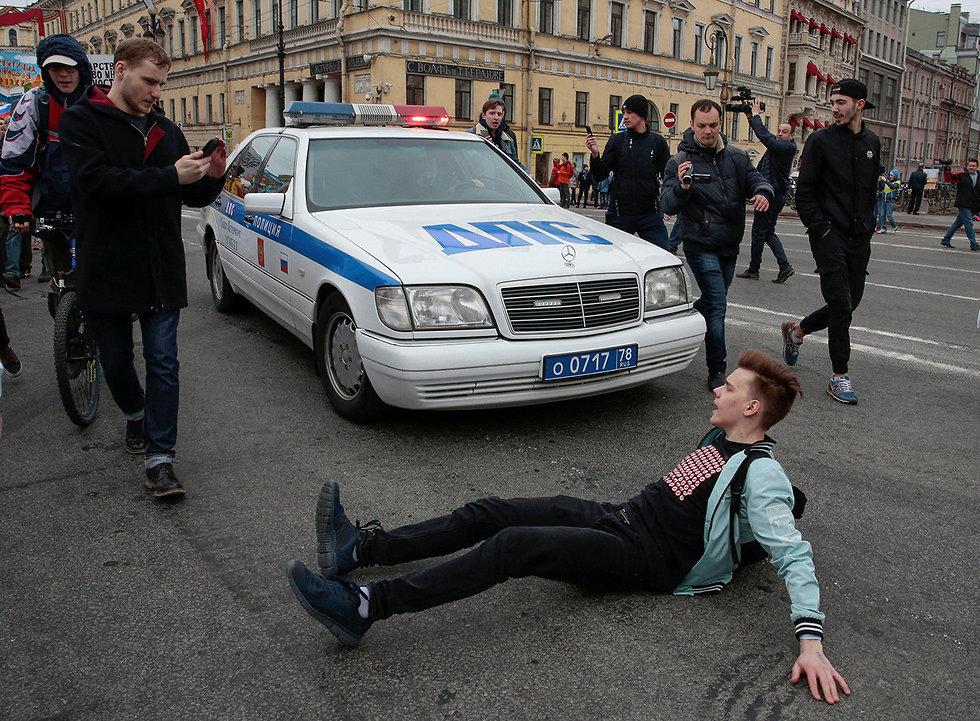 הפגנה בסנט פטרסבורג נגד פוטין (צילום: רויטרס)