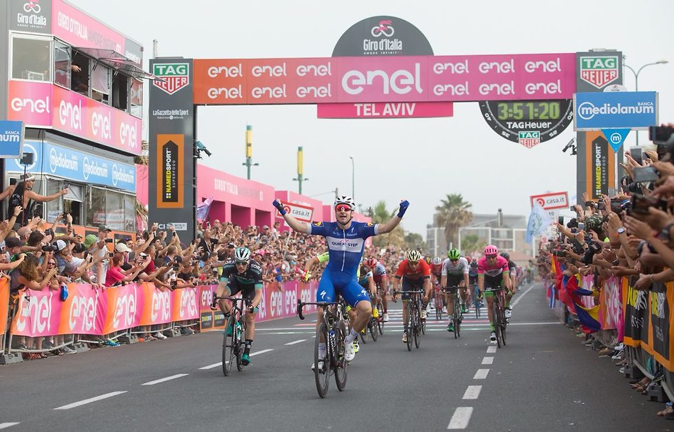 Italy's Elia Viviani first to cross the finish line in Tel Aviv (Photo: Oz Moalem)