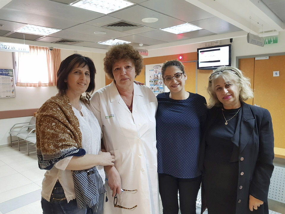 Слева направо: секретарь Насрин Хазан, доктор Татьяна Наханзон, пациентка Сиван Хай-Цион и ее мама Лали