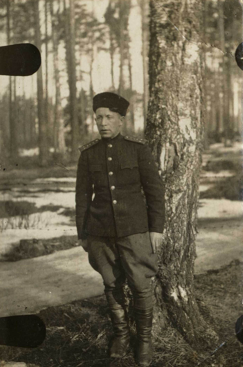 Шулим Пиковский в лесу прифронтовом. Фото из семейного альбома