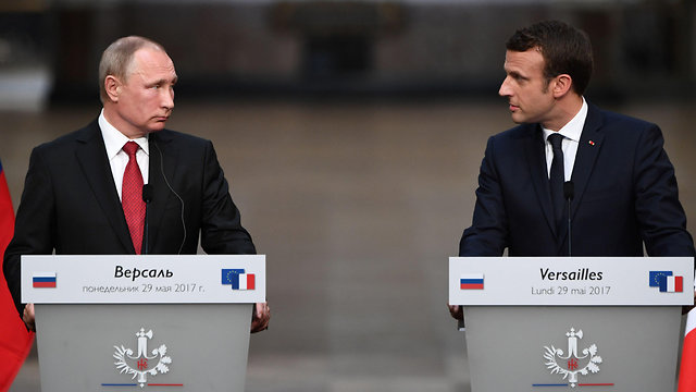 עמנואל מקרון ולדימיר פוטין (צילום: AFP)
