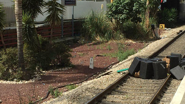 ארטיקים נפלו על מסילת בתחנת סבידור מרכז תל אביב (צילום: ספי בן חמו )