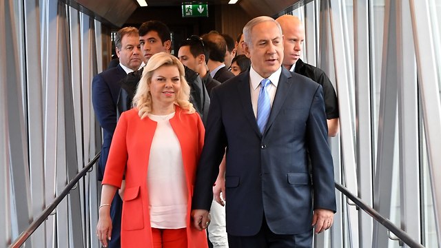 Prime Minister Netanyahu and his wife before leaving for Cyprus, Tuesday morning (Photo: Kobi Gideon/GPO)