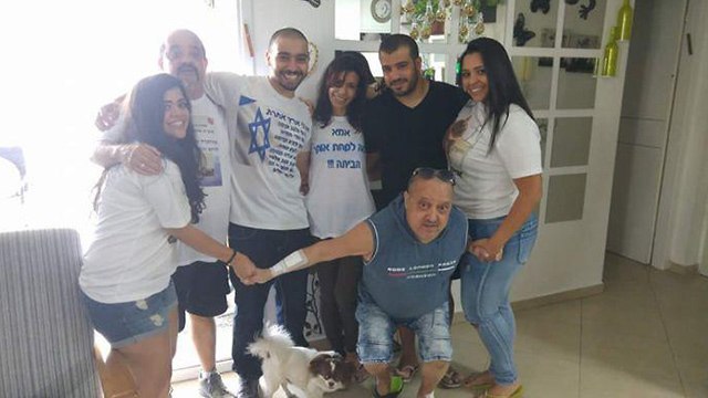 אלאור אזריה עם משפחתו  ()