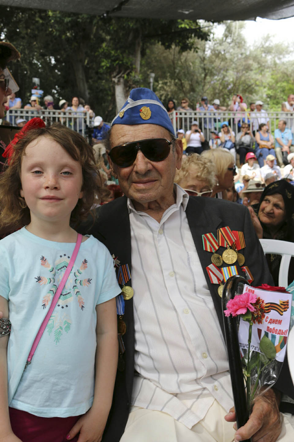 Сестра Алиса с ветераном на праздновании Дня Победы. Фото: семейный архив