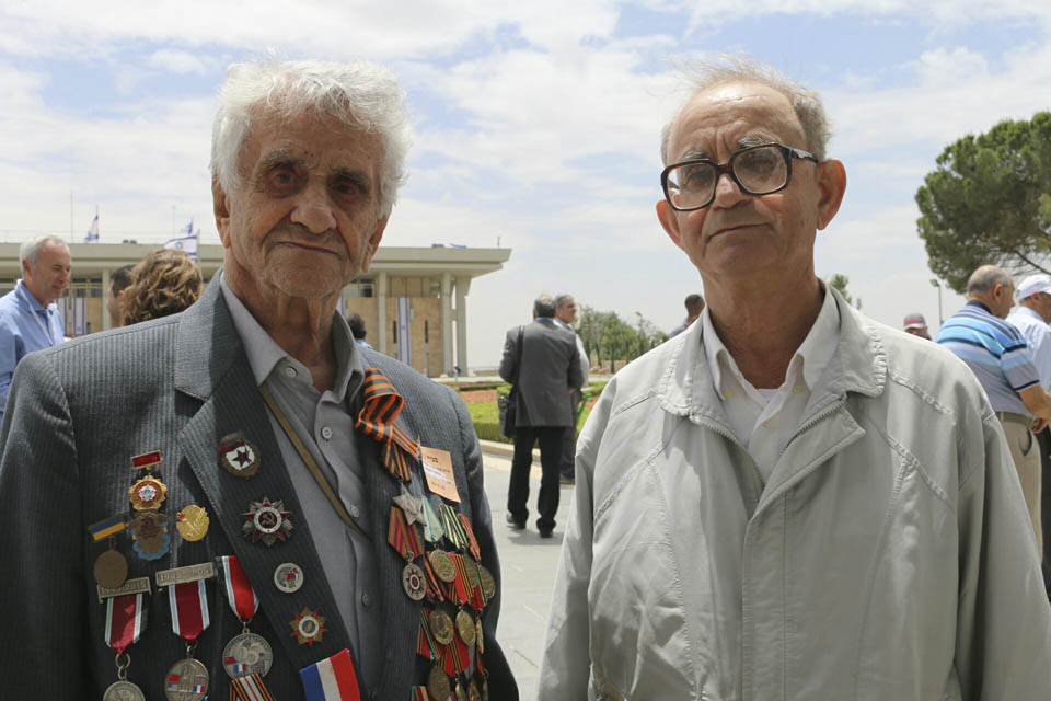 Дедушка Владимир (справа) на праздновании Дня Победы. Фото: семейный архив