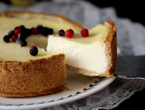 עוגת גבינה עם בצק אגוזי לוז פריך (צילום: דפנה אוסטר מיכאל)