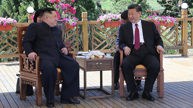 קים ג'ונג און שליט צפון קוריאה מבקר ב סין עם שי ג'ינפינג (צילום: AP)