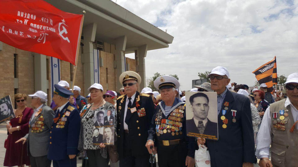 Участники Парада Победы перед кнессетом. Фото: Борислав Протченко