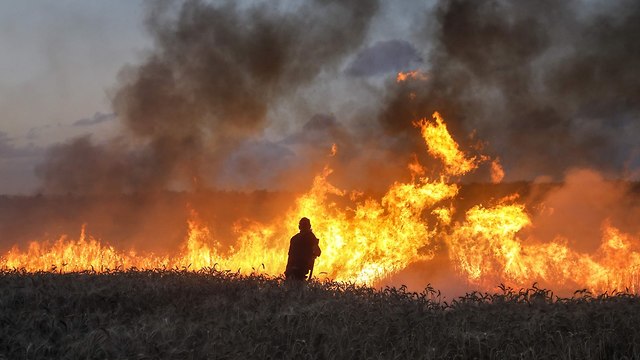 שריפה ליד קיבוץ נחל עוז, גבול רצועת עזה (צילום: AFP)