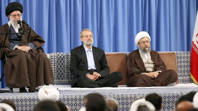 Спикер иранского парламента Али Лариджани (в центре). Фото: AFP