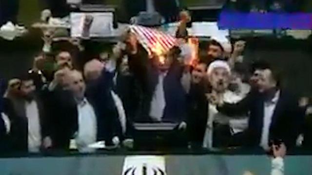 Депутаты иранского меджлиса жгут американский флаг