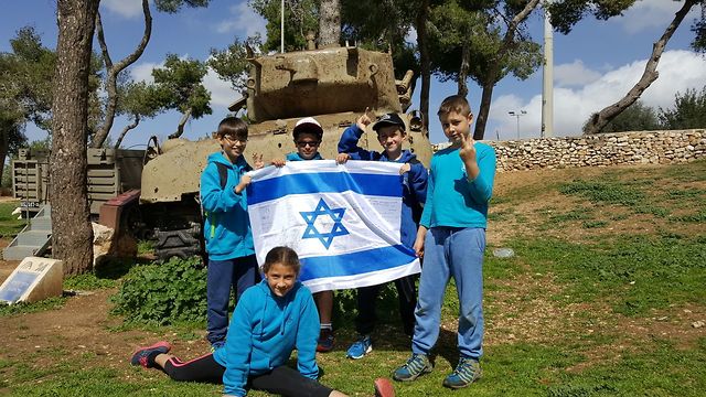 תלמידים ישראלים שעיטרו דגל בגבעת התחמושת (צילום: גבעת התחמושת)