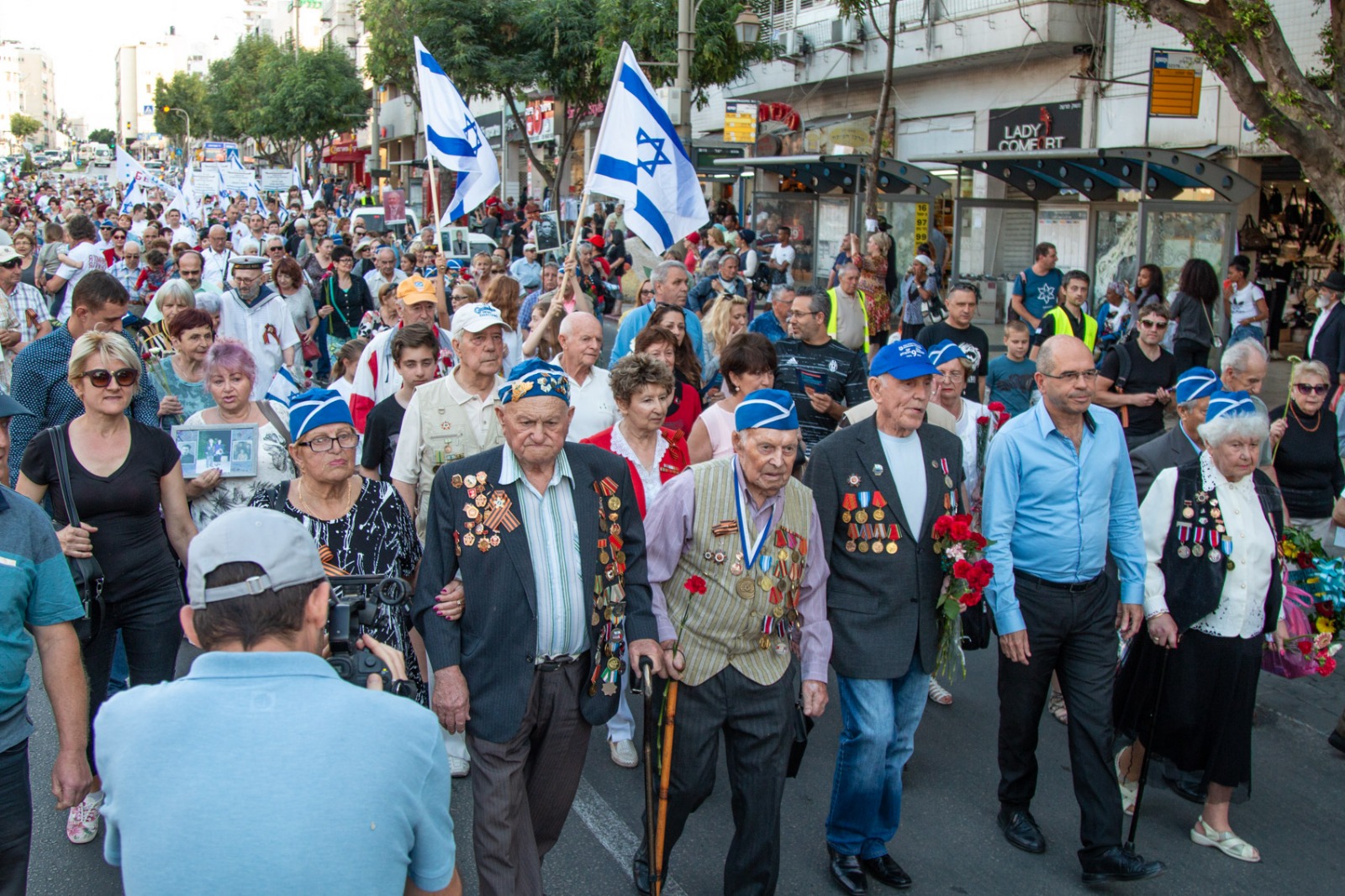 Парад ветеранов на улицах города. Фото: пресс-служба