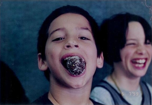 דניאל בקר, תמונת ילדות עם שוקולד וחבר. "לפעמים אני נתפס כ'ישראלי החוצפן'" (צילום: אלבום פרטי)