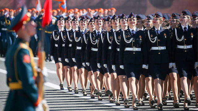 מצעד צבאי ציון 73 שנה לניצחון על גרמניה הנאצית במלחמת העולם השנייה ב סנט פטרבורג רוסיה (צילום: MCT)