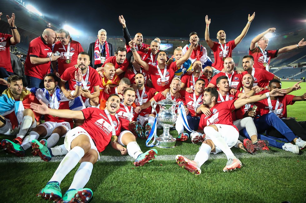 שחקני הפועל חיפה מאושרים עם גביע המדינה (צילום: עוז מועלם)