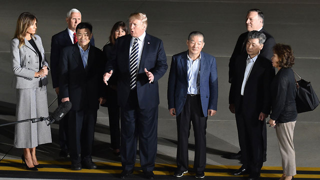 דונלד טראמפ מלניה טראמפ עם אמריקנים ששוחררו מ צפון קוריאה (צילום: AFP)