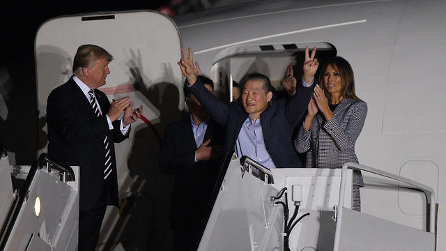 דונלד טראמפ מלניה טראמפ עם אמריקנים ששוחררו מ צפון קוריאה (צילום: MCT)