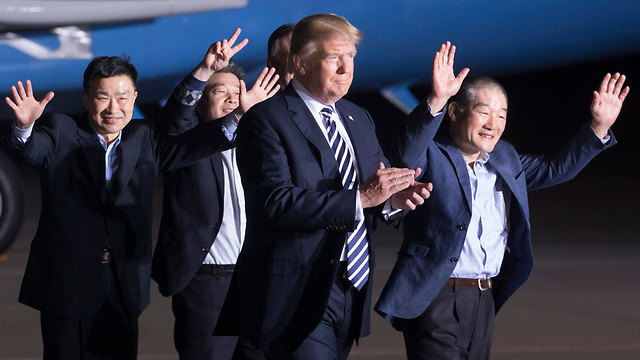 דונלד טראמפ מלניה טראמפ עם אמריקנים ששוחררו מ צפון קוריאה (צילום: EPA)