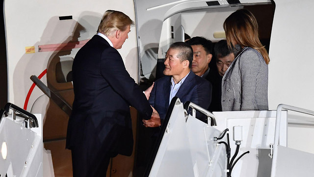 דונלד טראמפ מלניה טראמפ עם אמריקנים ששוחררו מ צפון קוריאה (צילום: AFP)