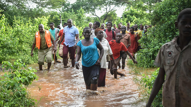 סכר קרס שיטפונות הצפות קניה הרוגים (צילום: AFP)