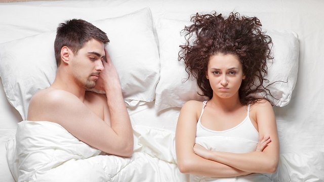 גבר ואישה שוכבים במיטה, האישה כועסת. (צילום: Shutterstock)