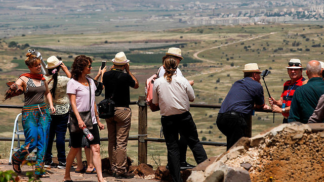 תיירים בהר בנטל (צילום: AFP)