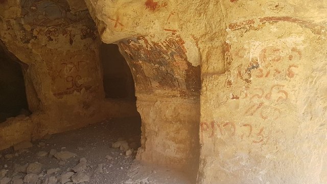 המערה שהושחתה במדבר יהודה (צילום: אסף קמר)