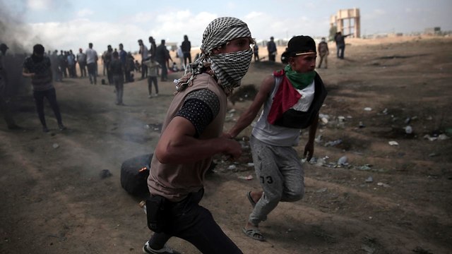 Border rioters (Photo: AP)