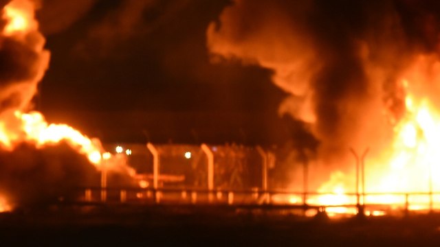 מהומות עזה פלסטינים שריפות צינורות גז מעבר סחורות כרם שלום (צילום: דובר צה