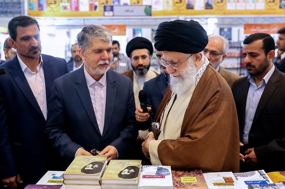 מנהיג איראן עלי חמינאי ספר של דונלד טראמפ אש וזעם (צילום: AFP)