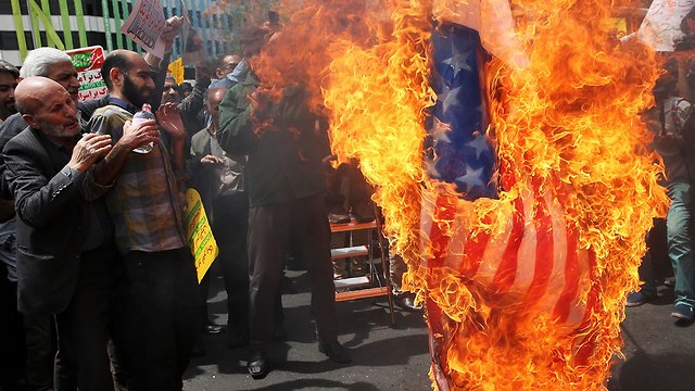 איראן טהרן שורפים דגלי ארה