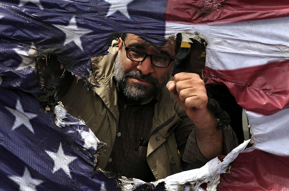 В Тегеране провели акты надругательства над американскими флагами. Фото: AP