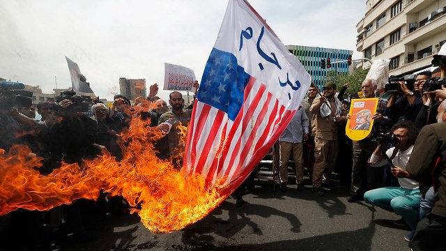 איראן טהרן שורפים דגלי ארה