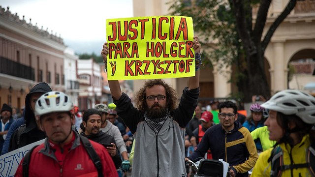 הפגנה ב מקסיקו שני רוכבי אופניים אירופים נרצחו מסע מסביב לעולם (צילום: EPA)