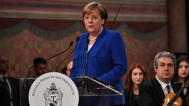 Angela Merkel accepts peace prize (Photo: AFP)