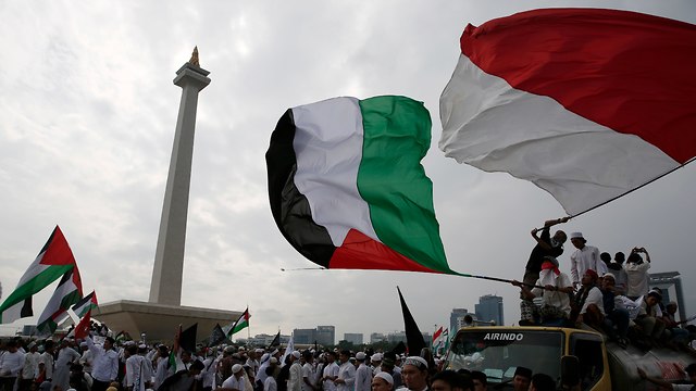 Palestinian flag waved alongside Indonesian national banner in Jakarta (Photo: EPA)