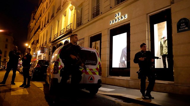 דקירות ב לב פריז צרפת גבר רצח אדם פצע שמונה ו חוסל (צילום: AFP)